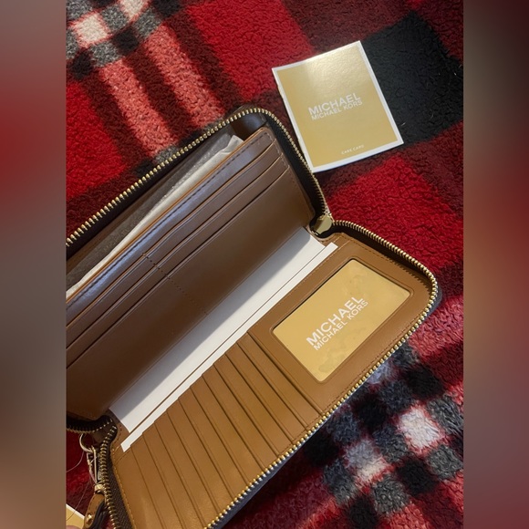 Micheal kors large  Logo Stripe Continental Wallet - Picture 2 of 4